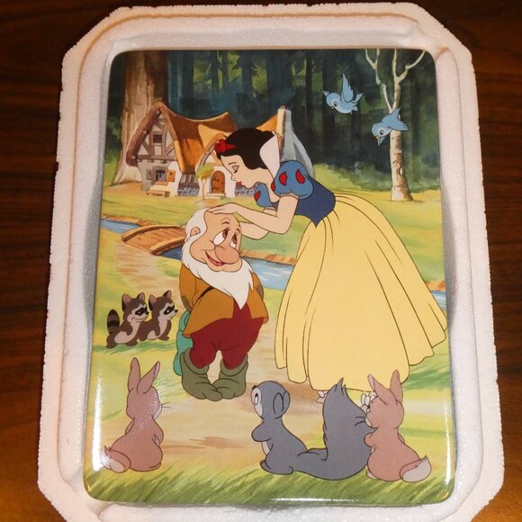 Snow White and the Seven Dwarfs “Here’s A Little Kiss” Collector’s Plate - Picture 4 of 6